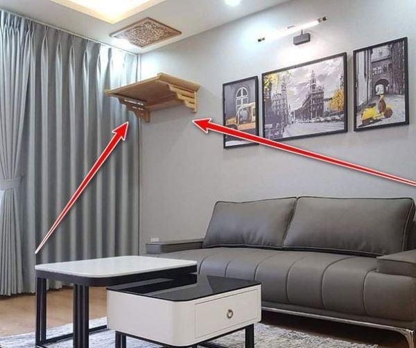 Tránh vị trí dưới bàn thờ khi kê sofa trong phòng khách