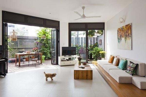 Sofa đặt đối diện cửa chính sẽ cản trở sự luân chuyển năng lượng trong tổ ấm 