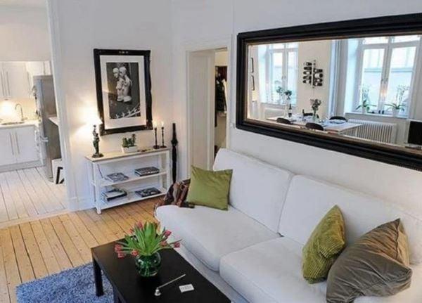Không đặt gương sau sofa để tránh những điều không may 
