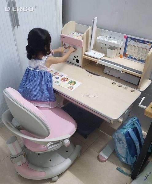 Bàn học cho bé 3 tuổi giúp bé làm quen với môi trường học tập