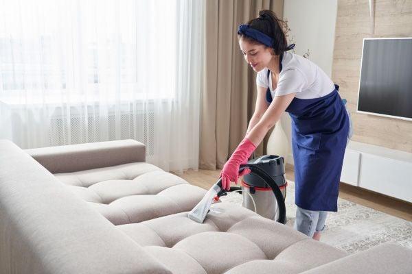 Sử dụng máy hút bụi để vệ sinh bụi bẩn thông thường trên sofa