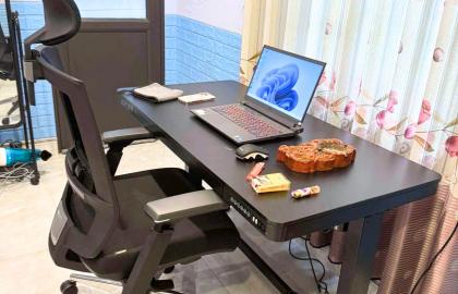 KH: Vũ Nguyễn (Quảng Ninh)- Combo bàn nâng hạ FlexiSPot Q8 + ghế X04H-AL