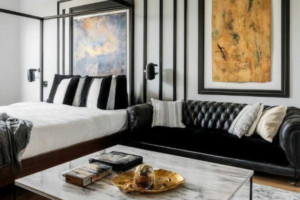 Sofa bọc da sang trọng trong phòng ngủ