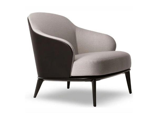 Thư giãn trên ghế sofa đơn tạo cảm giác thoải mái
