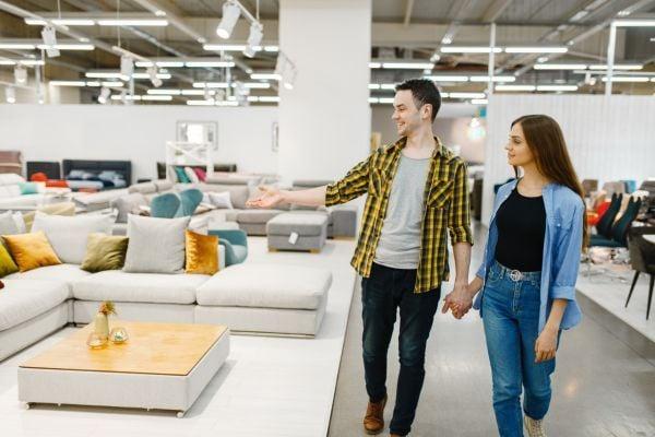 Trải nghiệm kỹ sản phẩm ở showroom