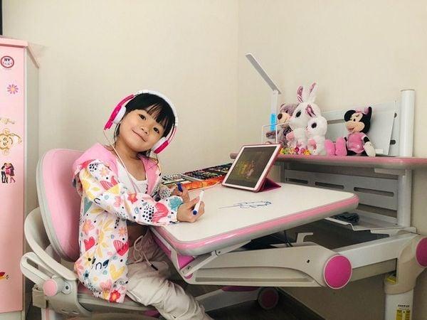 mua bàn học chống gù chống cận cho bé