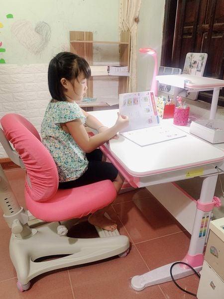 Bàn học chống gù chống cận tại Điện Biên cho bé gái