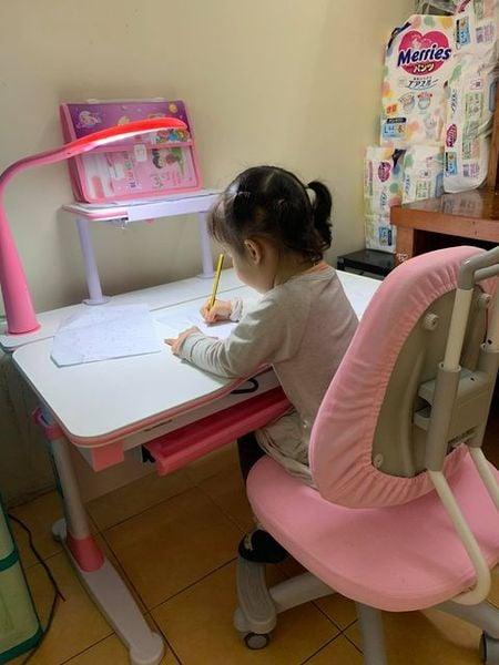 Bàn học chống gù chống cận tại Hoà Bình cho bé gái