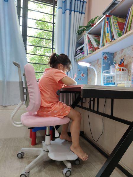 bàn học thông minh chống cận cho bé gái