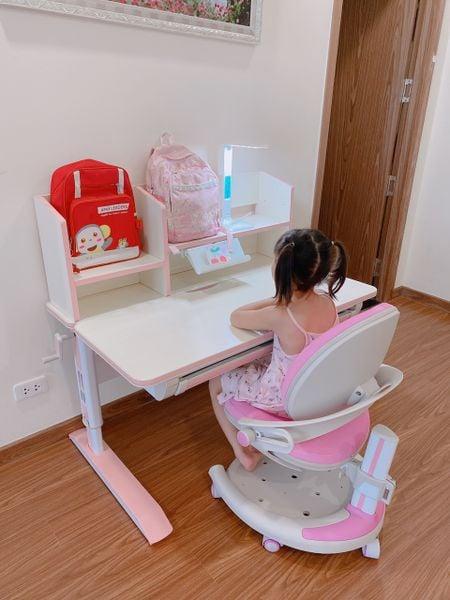 bàn học có mặt bàn nằm ngang cố định