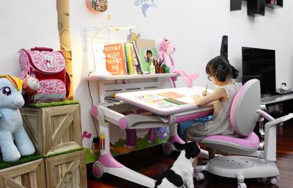 Bố mẹ có nên mua bàn học liền giá sách cho bé không?