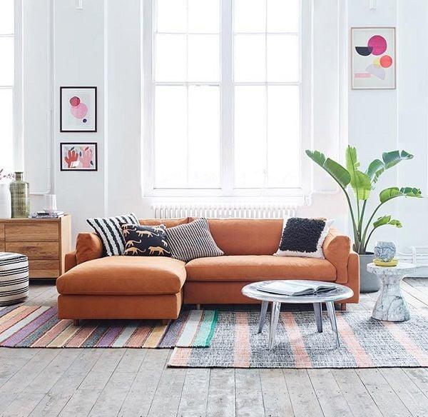 Đặt sofa góc gần cửa sổ với nhiều ánh sáng tự nhiên