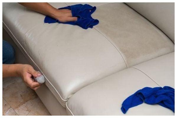 Làm sạch vết mực trên ghế da với dung dịch xà phòng