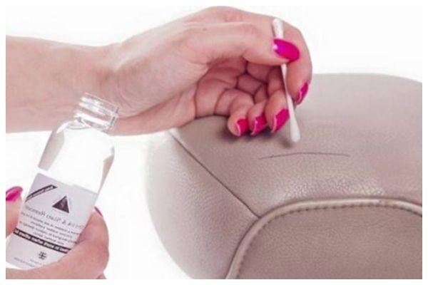 Dùng chai vệ sinh sofa da làm sạch vết mực
