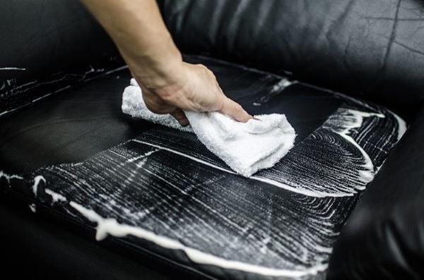 Bỏ túi ngay mẹo làm sạch ghế sofa da hiệu quả, tiết kiệm