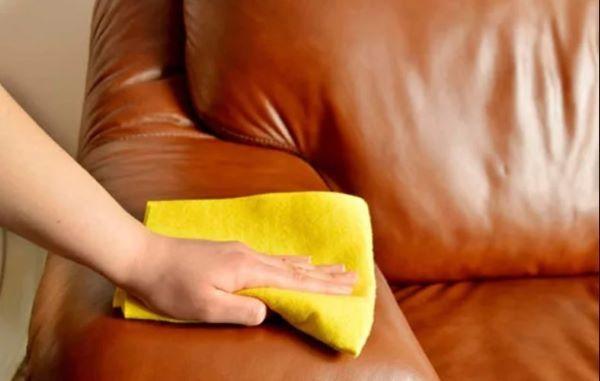 Khăn mềm giúp dễ dàng lau sạch bụi bẩn trên sofa