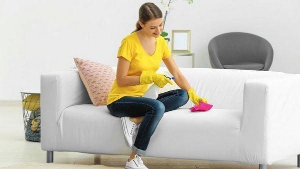 Dung dịch chuyên dụng là lựa chọn phổ biến khi vệ sinh ghế da