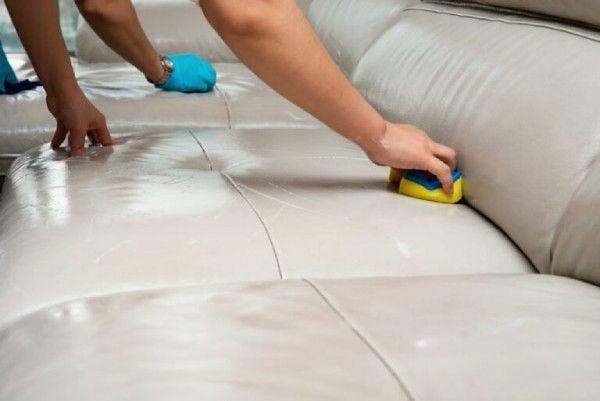 Lau bằng khăn quá ướt dễ ảnh hưởng tuổi thọ ghế da
