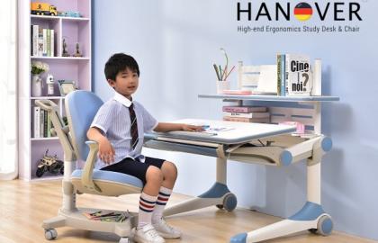 Chiều cao bàn và ghế ngồi học phù hợp với lứa tuổi của bé