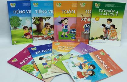 Bàn học sinh thông minh những đồ dùng không thể thiếu khi trẻ vào lớp 1