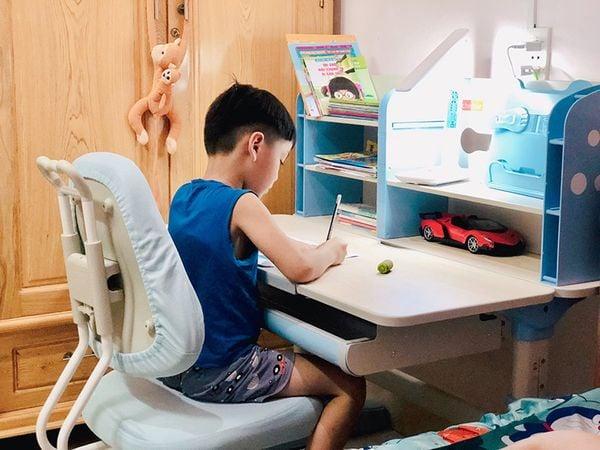 bàn học thông minh đảm bảo sức khoẻ cho trẻ