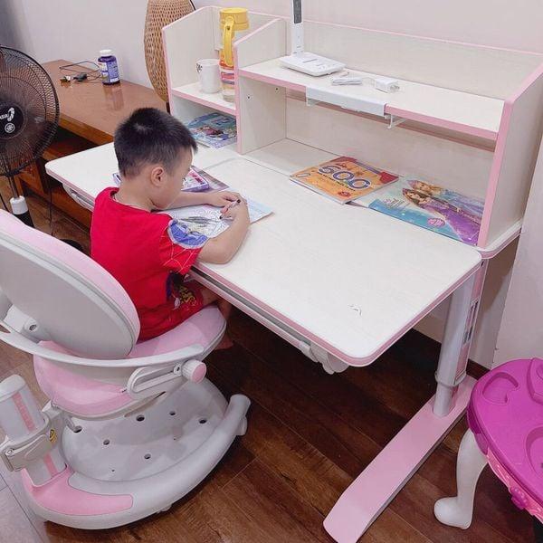 Chất liệu bàn học chống gù cho bé bằng gỗ