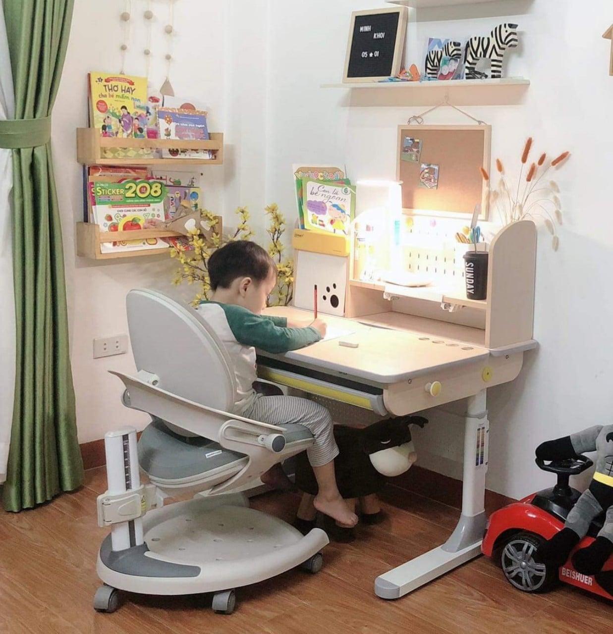 Khi nào ba mẹ nên mua bàn học chống gù cho bé