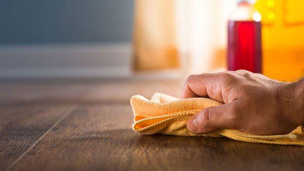 hạn chế để mép bàn tiếp xúc với nước