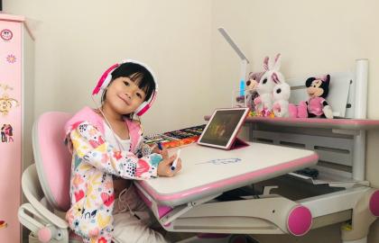 Khi nào ba mẹ nên mua bàn học chống gù cho bé