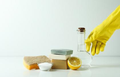 4 cách vệ sinh bàn học chống gù chống cận cho bé nhanh chóng đơn giản