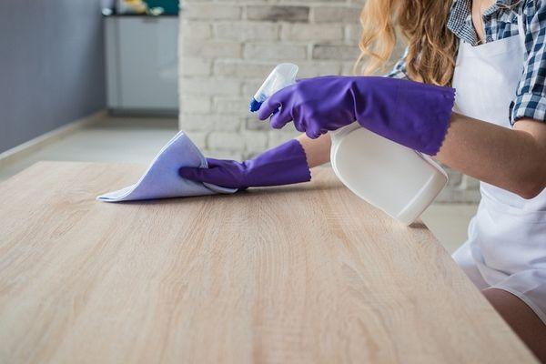 không nên bảo dưỡng bàn học bằng chất tẩy rửa