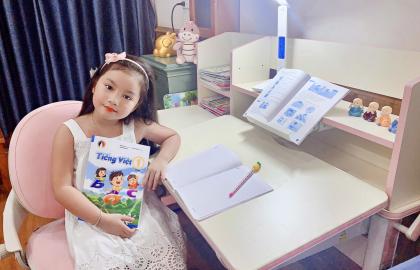 So sánh bàn học chống gù và bàn học thông thường, loại nào tốt hơn?