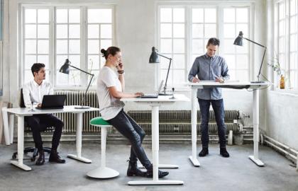 Sử dụng bàn làm việc nâng lên hạ xuống để bảo vệ sức khỏe cho dân văn phòng