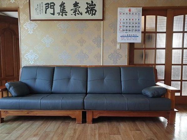 Sofa 4 chỗ ngồi với phần khung gỗ và đệm vải êm ái