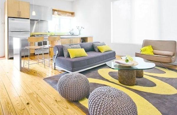 Sofa màu ghi xám phối với màu vàng tươi sáng