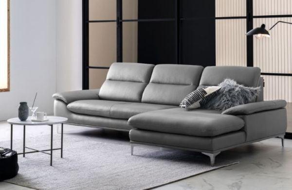 Sofa màu xám tro mang lại vẻ hiện đại cho không gian