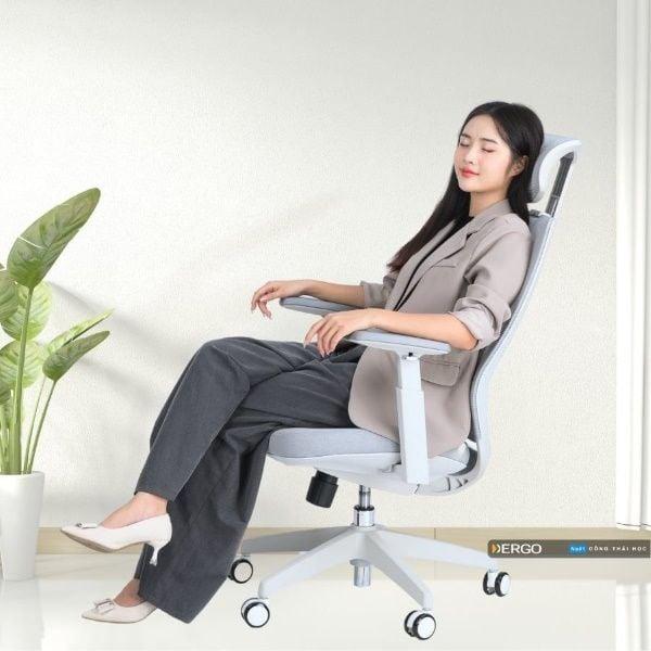 Sử dụng ghế công thái học đúng giúp ngồi chuẩn tư thế